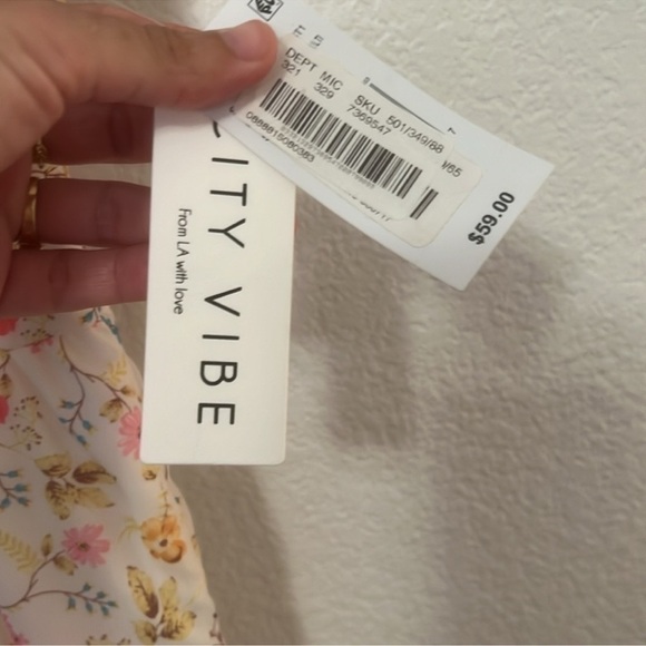 City Vibe
Floral Print Short Sleeve Ruffle Flounce Hem Romper - Picture 4 of 6